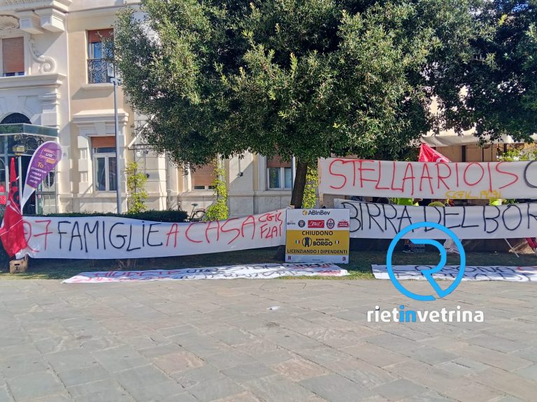 Manifestazione dei lavoratori Birra del Borgo davanti la Prefettura di Rieti: “Chiudono licenziando i dipendenti”