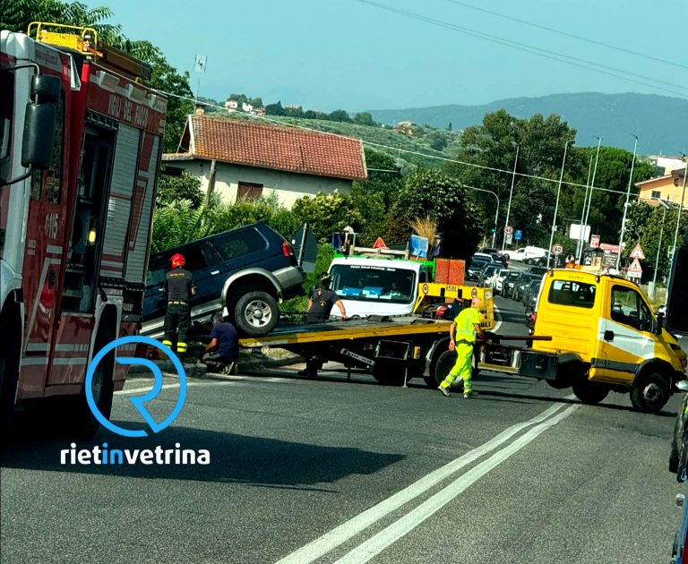 Jeep distrugge recinzione di sicurezza sulla Salaria per Roma