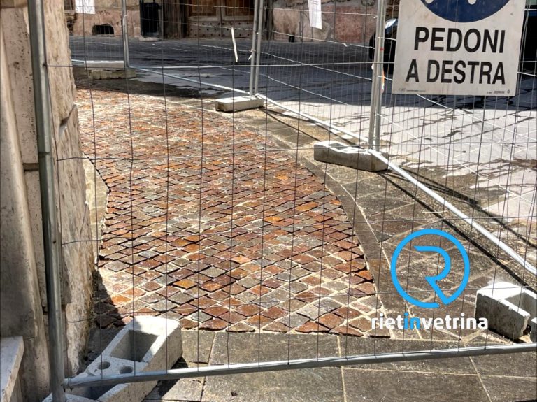 Di nuovo lavori in via Cintia: tolta parte delle mattonelle. Al loro posto sampietrini
