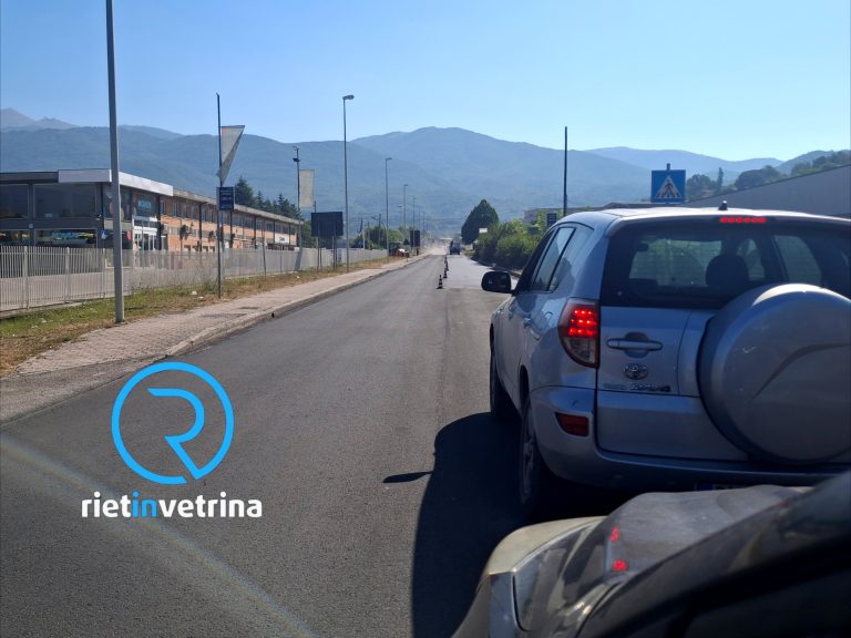 Semaforo per senso unico alternato in vigore in via Salaria per L’Aquila zona Nucleo Industriale