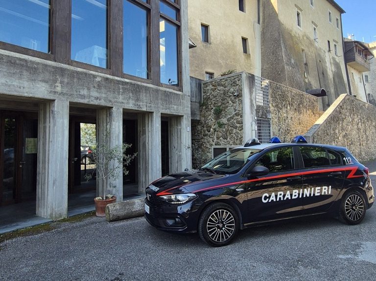 Castelnuovo di Farfa, aggredisce i carabinieri durante un controllo: arrestato. Decisivo l’utilizzo dello spray antiaggressione