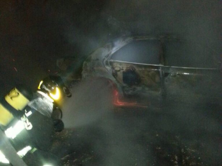 Nella notte auto in fiamme a Quattro Strade