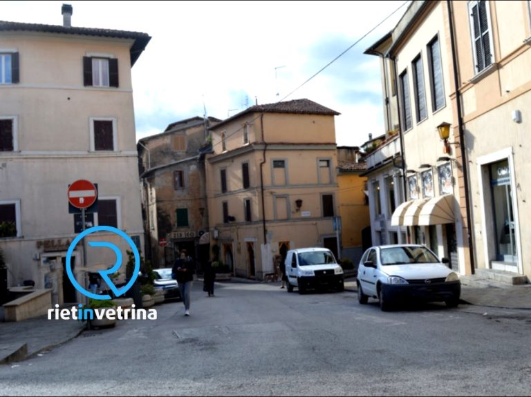 Volontariato Civico, per largo Fiordeponti intesa tra residenti, commercianti e Comune: arrivano piante e fiori ornamentali