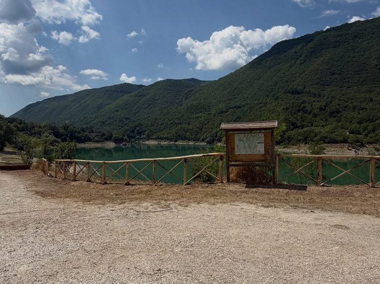 Ascrea, rinnovato l’arredo urbano nella zona d’ingresso alla spiaggia Ricciara e nella frazione Stipes