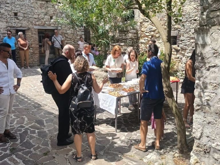 Momento di preghiera per il vescovo Piccinonna nei pressi dell’antica chiesa dei santi Filippo e Giacomo da poco risistemata