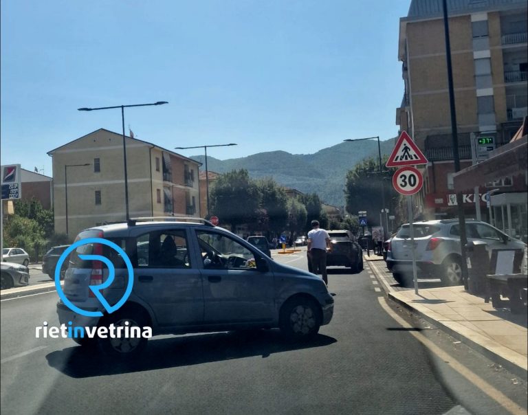 SEI TU IL REPORTER – “Viale Matteucci, lascia l’auto di traverso in mezzo alla corsia dietro alla curva”