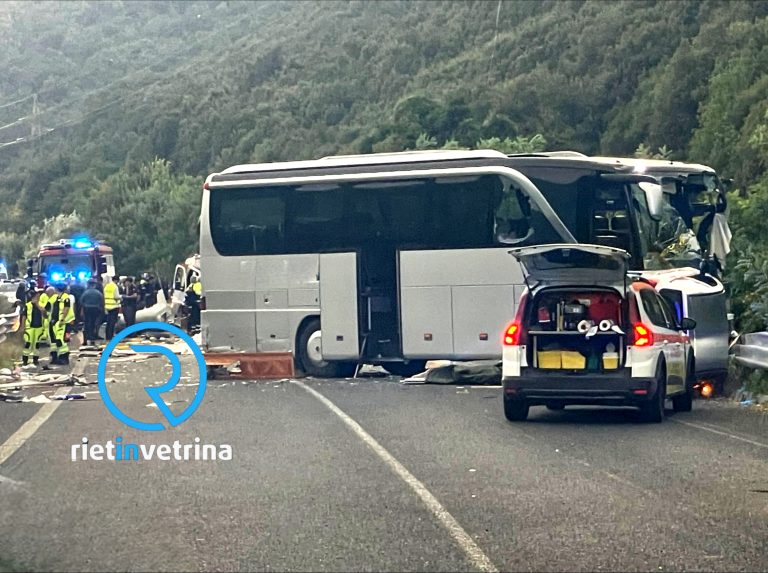 Scontro Rieti – Terni, sale a 6 il numero delle vittime: decedute due persone del camper e mørti i due autisti del pullman più due passeggeri