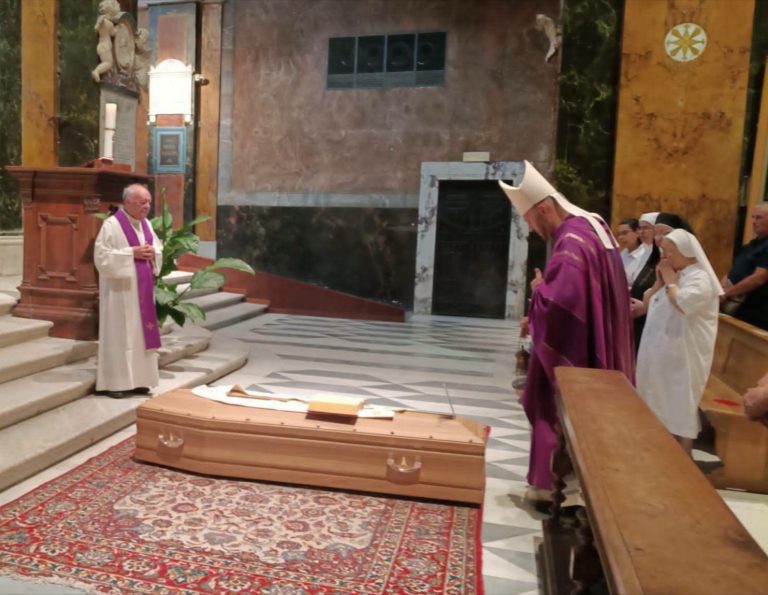 Funerali don Giacomo Napoleoni, in tanti per l’ultimo saluto