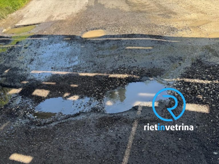 SEI TU IL REPORTER di Rietinvetrina – Carlo: “In via Votone c’è questa perdita di acqua che ha creato unaprofonda e pericolosa buca”