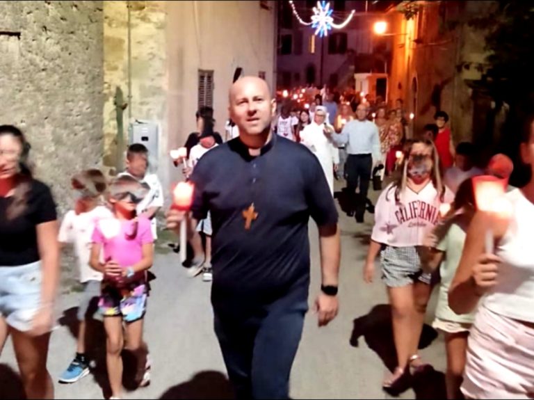 Il vescovo Piccinonna in processione a Fiumata per la festa di San Michele Arcangelo