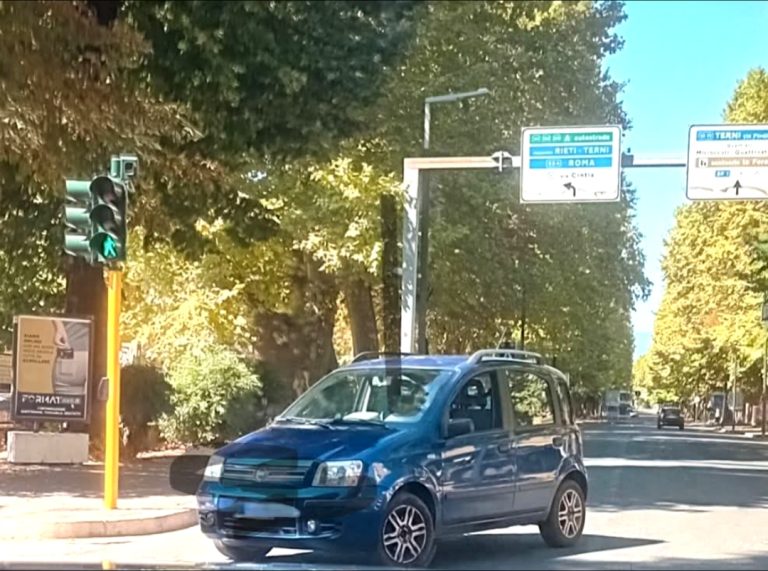 Auto contromano in viale Maraini