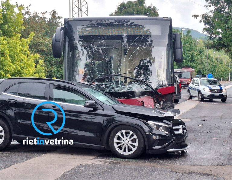 Scontro pullman – auto: due i codici rossi. Incidente in via Donatori di Sangue