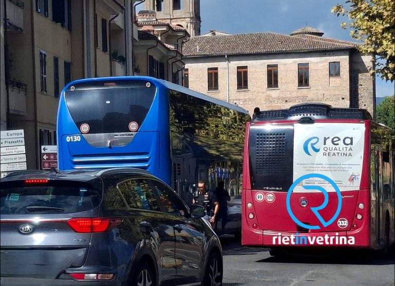 Pullman COTRAL bloccato in viale Canali: Polizia sul posto