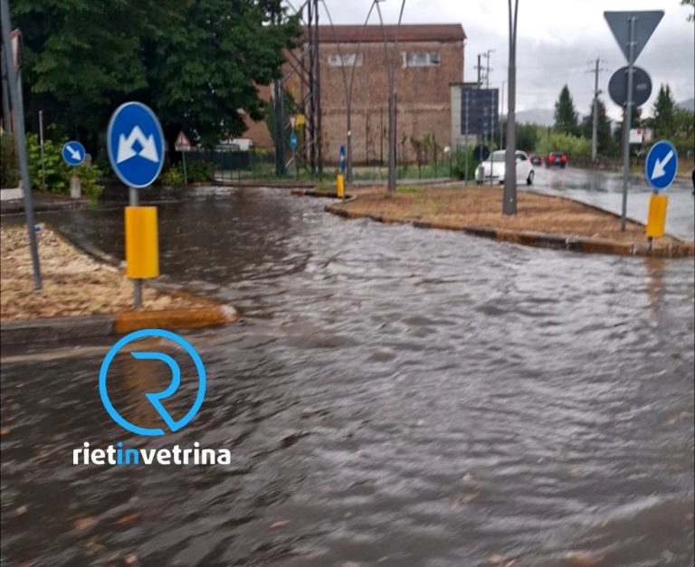 Allagata la rotatoria di viale Fassini, ai limiti del praticabile