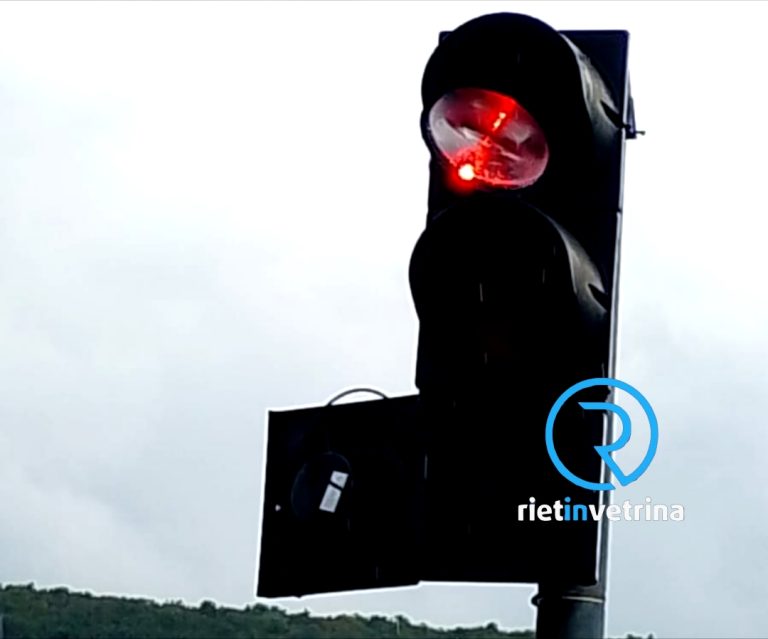 Vandalizzato il semaforo di via De Felice incrocio via di Fazio