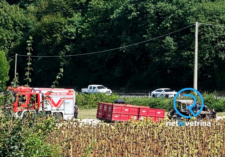 Trattore agricolo in fiamme a Piani Poggio Fidoni