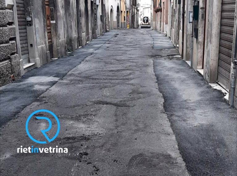 Via Garibaldi di nuovo chiusa per rifare l’asfalto ed eliminare quello bicolore