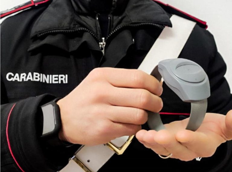 Perseguita la ex nonostante l’arresto: applicato braccialetto elettronico ad un 54enne