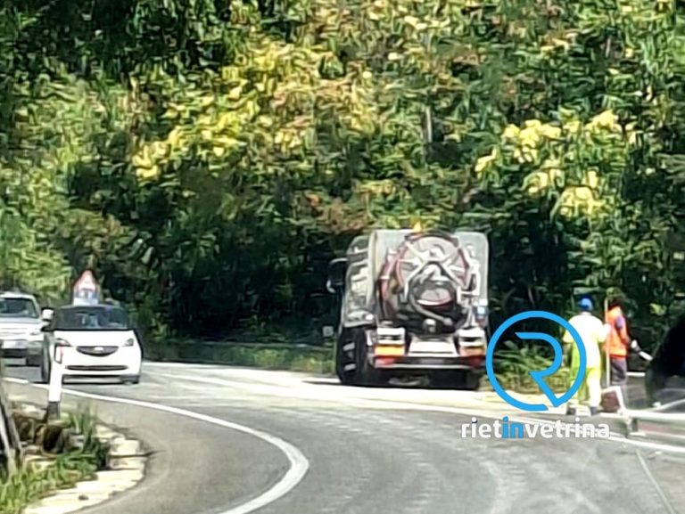 Camion perde della terra sulla Salaria per Roma, traffico rallentato