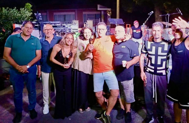 Pienone per la “Cena di Quartiere” a Quattro Strade