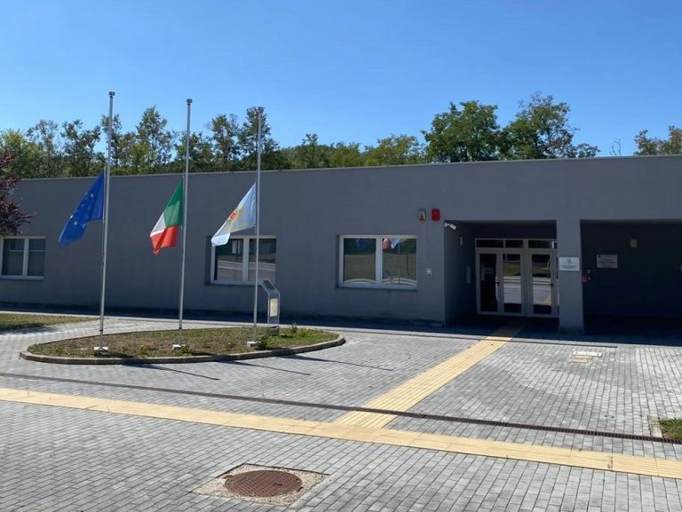 Sisma 2016, l’Istituto Marchionne di Amatrice con le bandiere a mezz’asta in memoria delle vittime