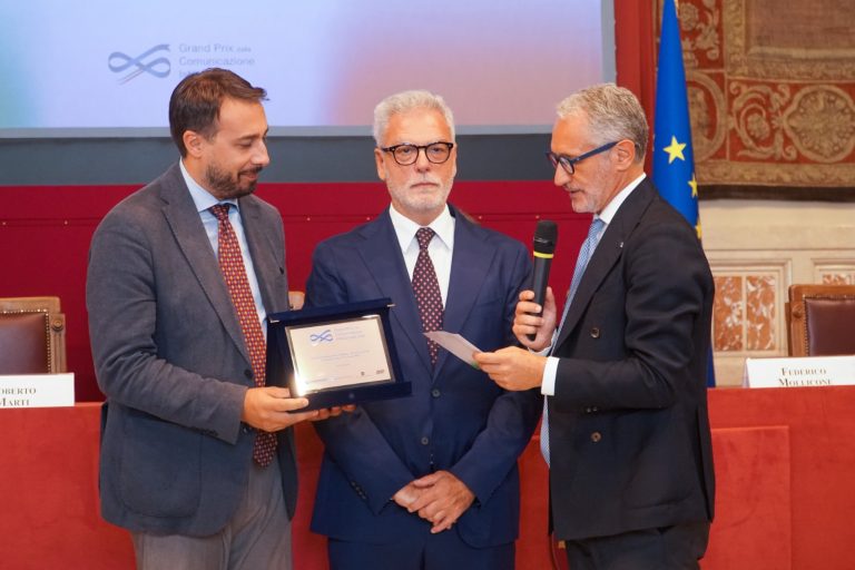 ANCI Lazio, il presidente Sinibaldi ritira il premio Grand Prix della Comunicazione Istituzionale 2026 per il Training Camp