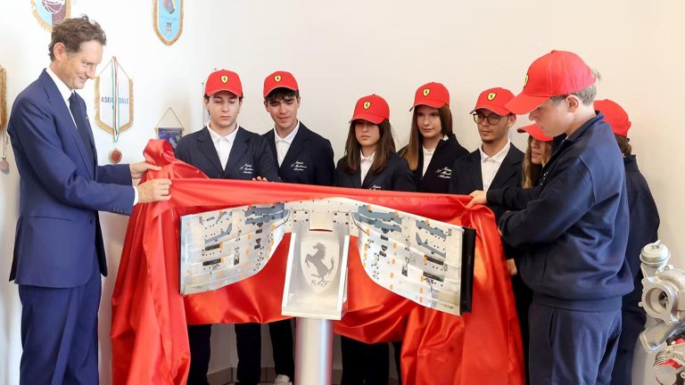 John Elkann dona agli studenti dell’Istituto Marchionne di Amatrice l’alettone di una monoposto della Scuderia Ferrari
