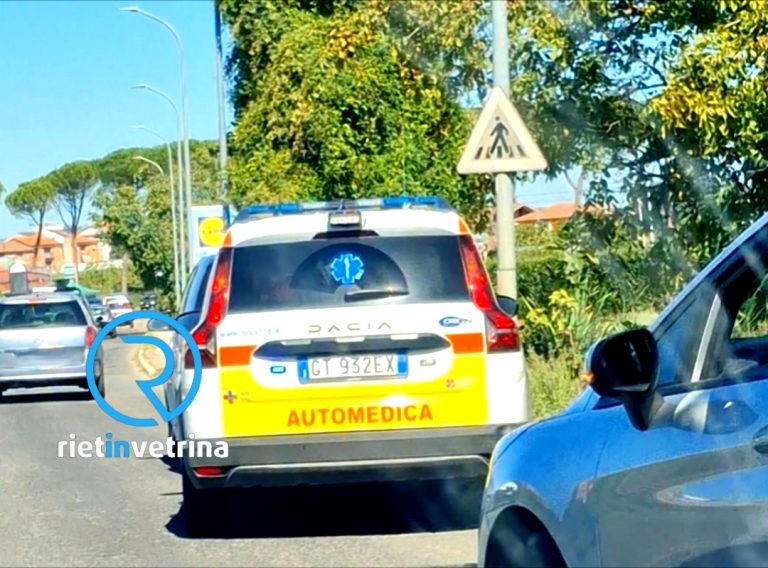 Accusa un infarto mentre è alla guida. Soccorso dagli altri automobilisti