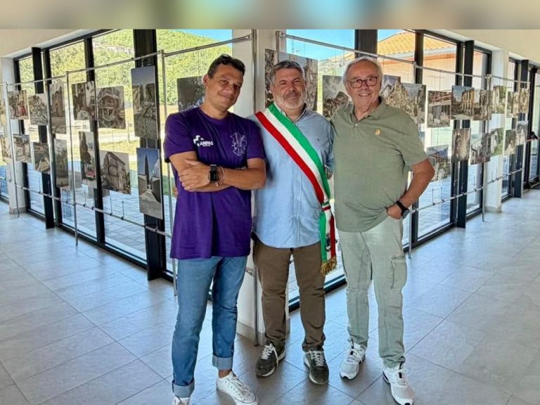 “2016–2026 Il cuore al centro – Testimoni della speranza”, a Cittareale la mostra fotografica nella sede comunale