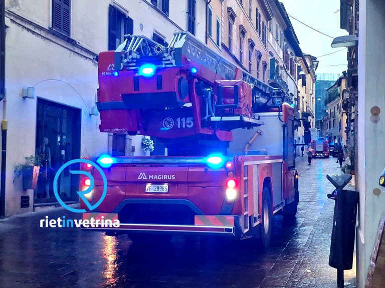 Fiamme in un appartamento di via Roma. VVF e 118 sul posto