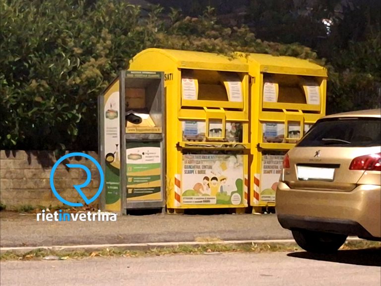 Ripulita l’area di via Renzo De Felice sommersa di vestiti, cartoni e rifiuti segnalata su Rietinvetrina