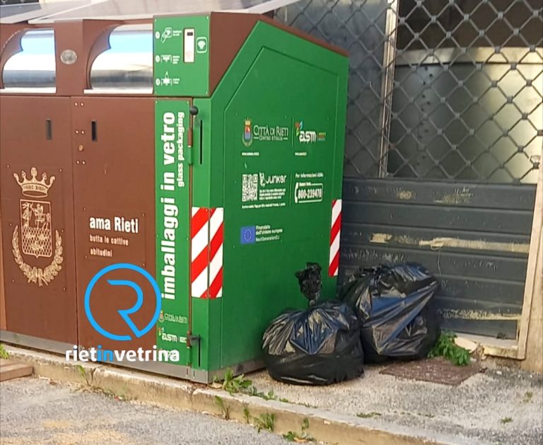 SEI TU IL REPORTER – “Ancora rifiuti abbandonati in centro storico. I nuovi secchi non hanno risolto il problema”