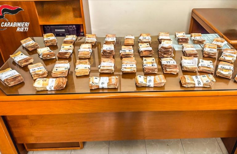 Spendevano 170mila euro falsi: arrestati due stranieri