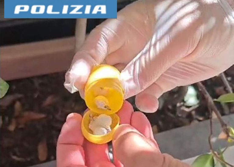 Spacciava droga dentro gli ovetti, arrestato giovane albanese. Fermato nel Parco di via Comotti