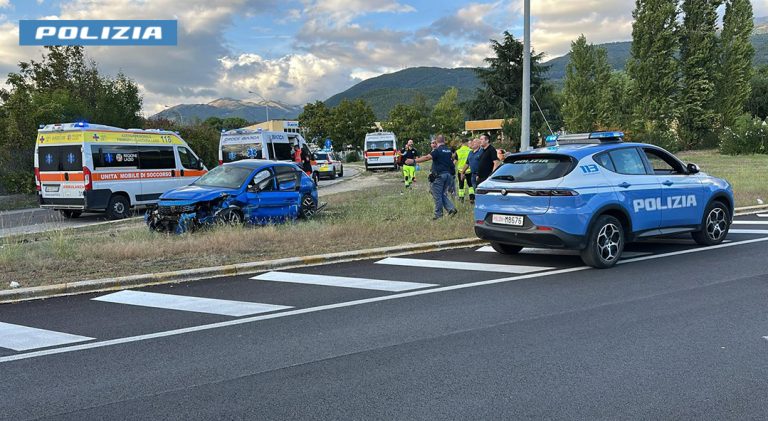 Inseguimento al Nucleo Industriale: auto termina fuori strada: distrutta. Guidatore trasferito al de Lellis