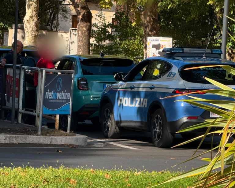 Auto contromano in via Cintia. Bloccata dalla Polizia