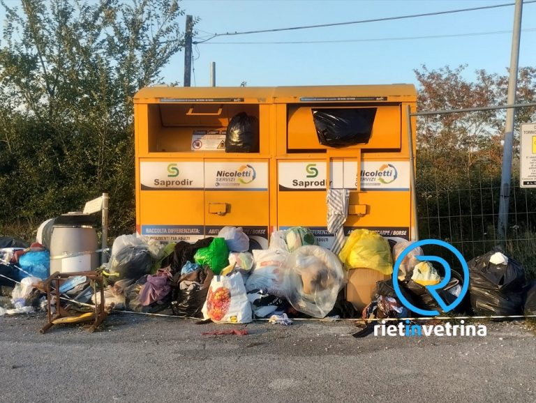 SEI TU IL REPORTER – Orlando: “Ad Ornaro Basso i vestiti donati sparsi a terra tra i rifiuti davanti ai cassoni della raccolta”