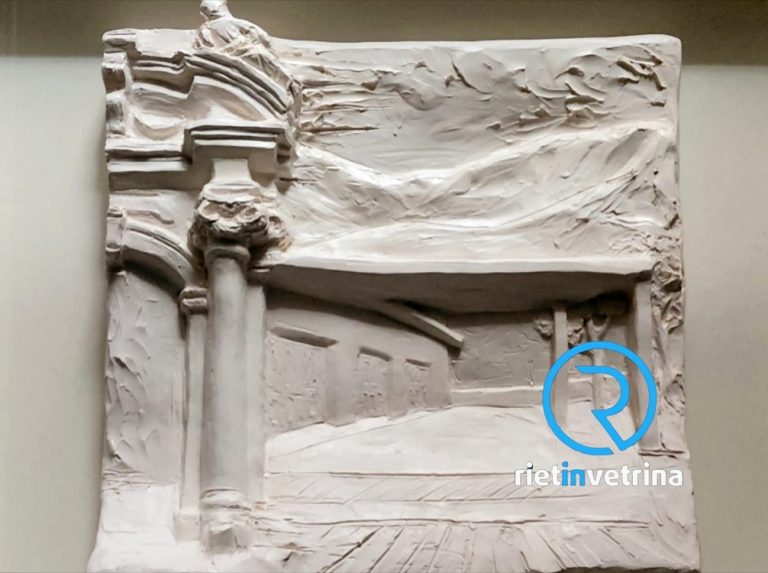 Una scultura di Fabio Grassi per il presidente Sergio Mattarella ad Amatrice. A consegnarlo la dirigente Annamaria Renzi