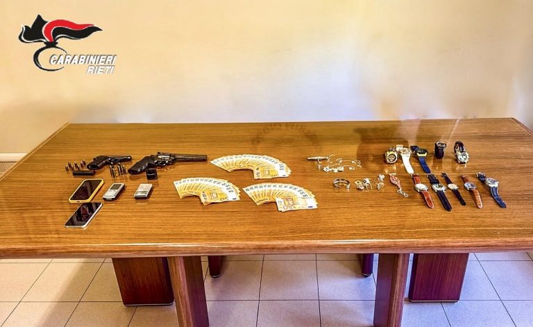 Poggio Nativo, guidava un’auto rubata con targa contraffatta. Arrestato per riciclaggio, ricettazione e detenzione abusiva di armi