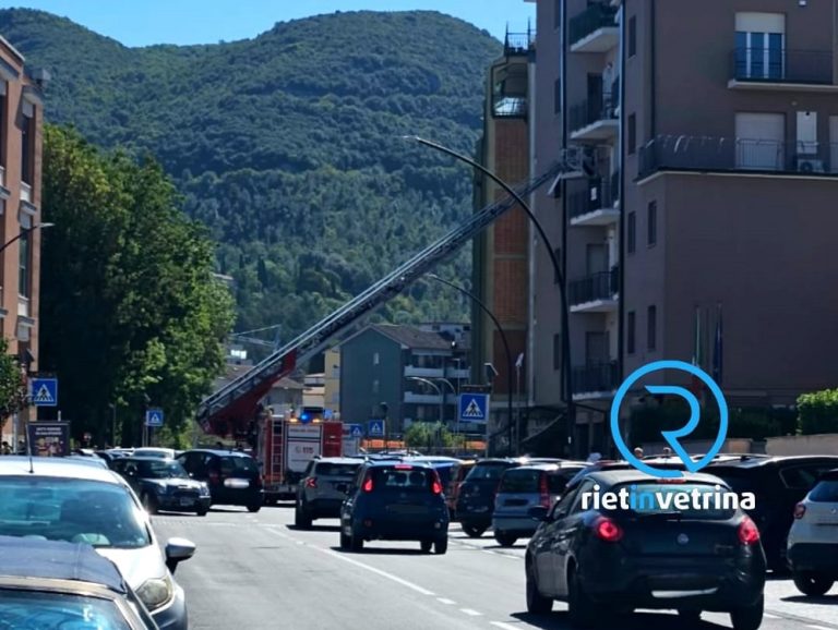 Rimane bloccata dentro casa. Intervengono i Vigili del Fuoco con l’autoscala