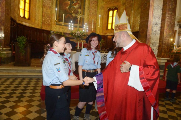 Il Vescovo Piccinonna conferisce il Sacramento della Confermazione agli scout