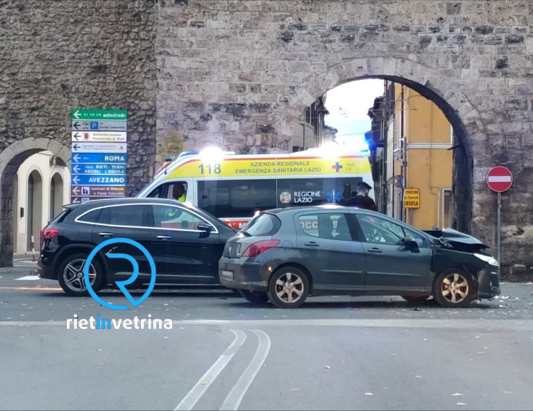 Violento frontale tra auto a Porta d’Arce, 118 sul posto