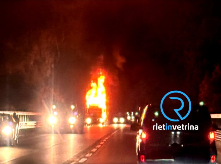 Salaria per Roma, camion avvolto dalle fiamme nel primo mattino