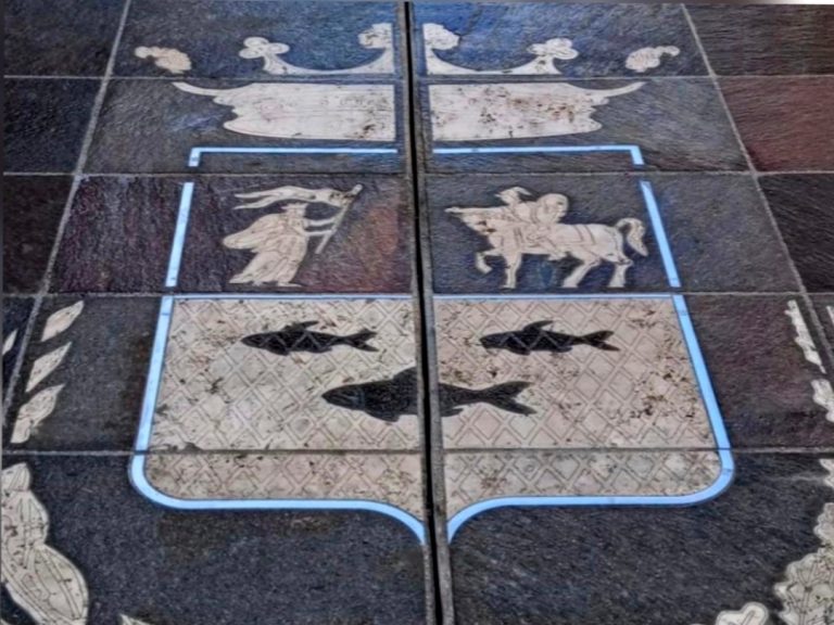 Apposto in via Cintia lo stemma della Città. Chiarinelli “Cura degli spazi pubblici e orgoglio cittadino”