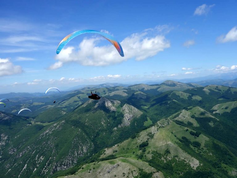 Donna precipita con il parapendio sul Monte Navegna