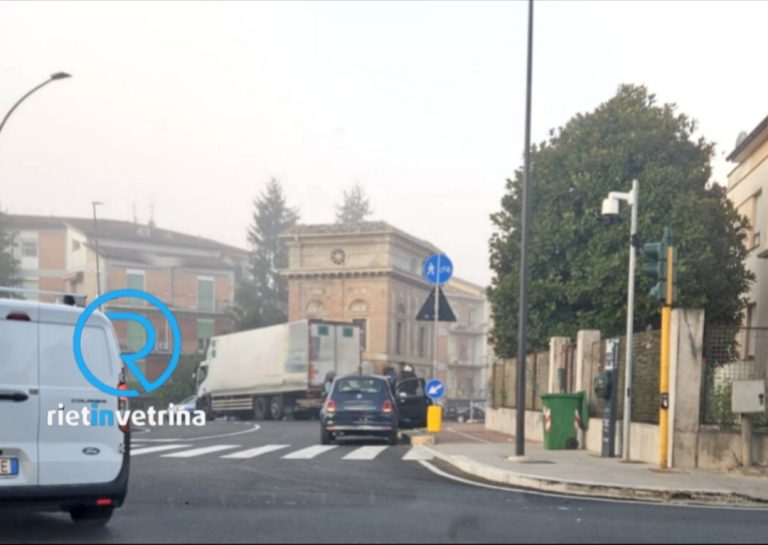 Incidente auto – camion in via Sacchetti Sassetti incrocio via Tancia