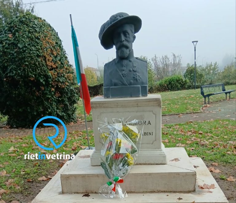 La Fanfara di Monteleone Sabino posiziona nuovi fiori nel busto del Generale La Marmora a Rieti dopo il furto della scorsa settimana