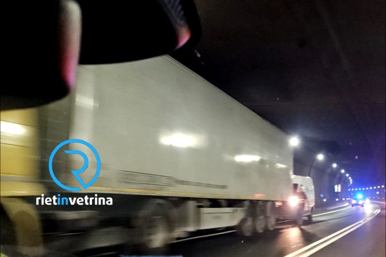 TIR rimasto bloccato dentro la galleria di Piè di Moggio