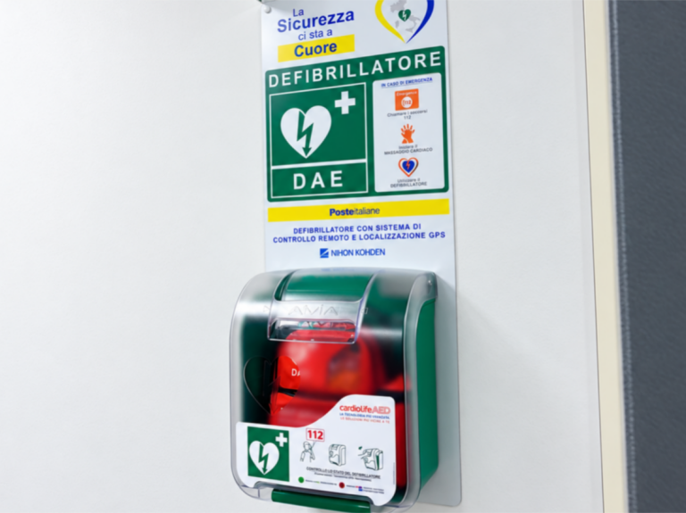 Installato un defibrillatore esterno di ultima generazione al Centro Poste di via Tancia