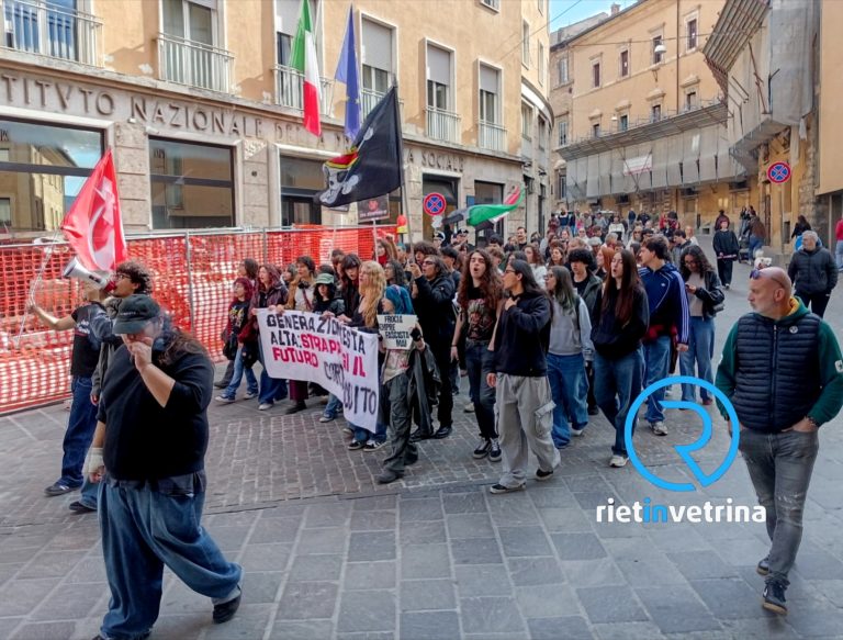 Gli studenti protestano per le vie di Rieti: “Il Governo Meloni dia soldi per le scuole e non per le armi. Stop al caro vita, stop al PCTO” – LE FOTO